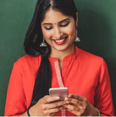 woman texting using nexhealth to communicate with her doctors